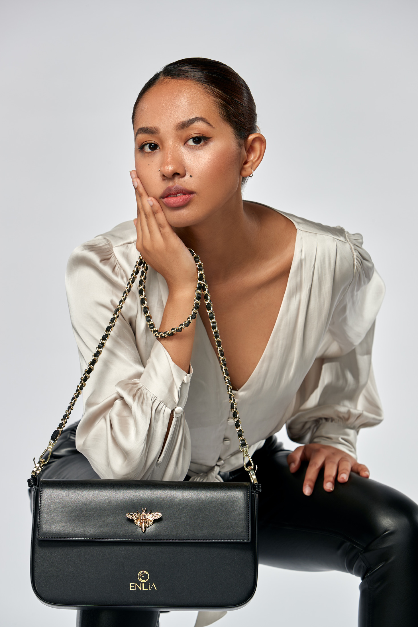 Model with the Enilia black handbag, catalogue photography